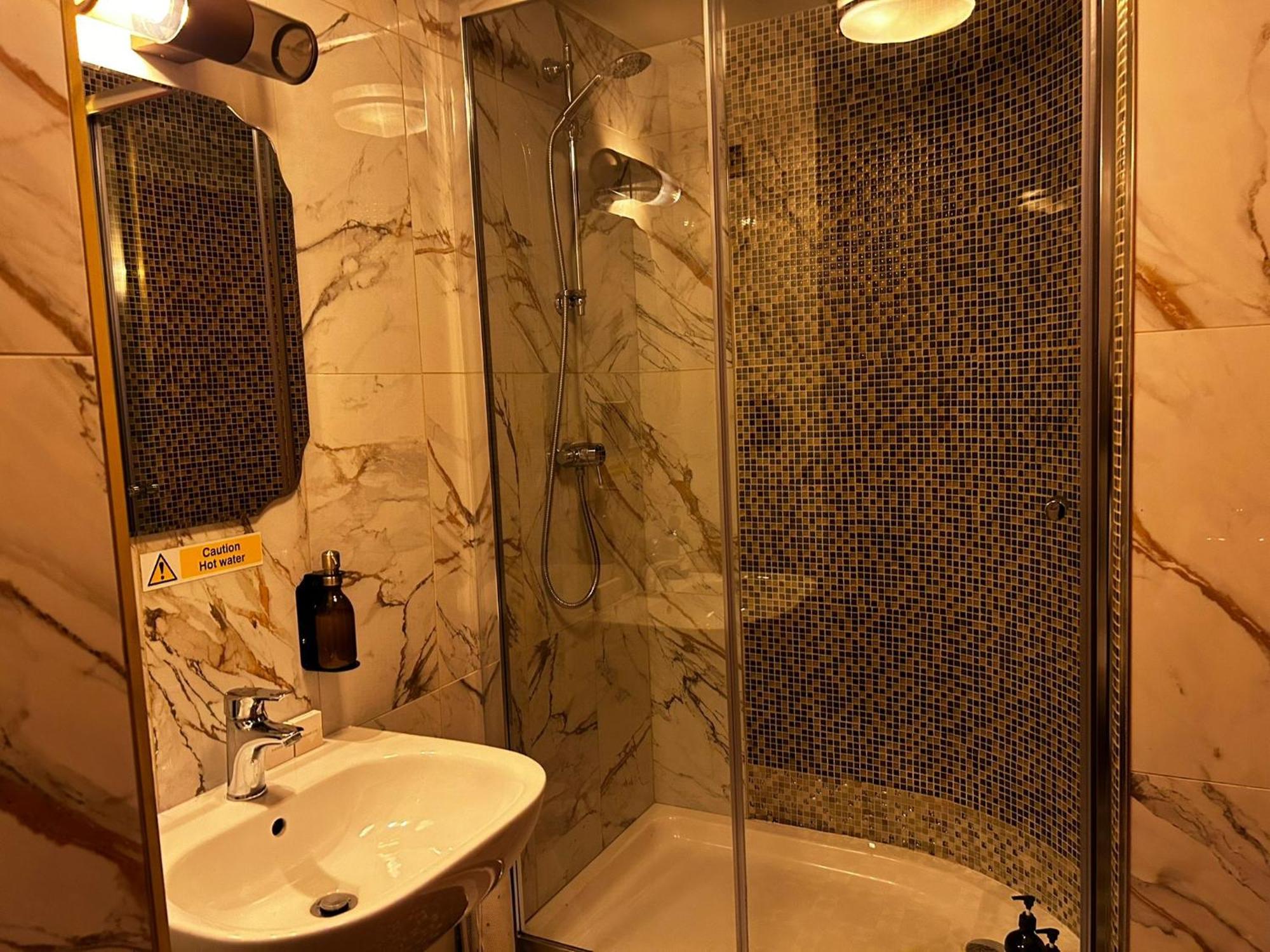 Golden Fleece York Hotel Bagian luar foto