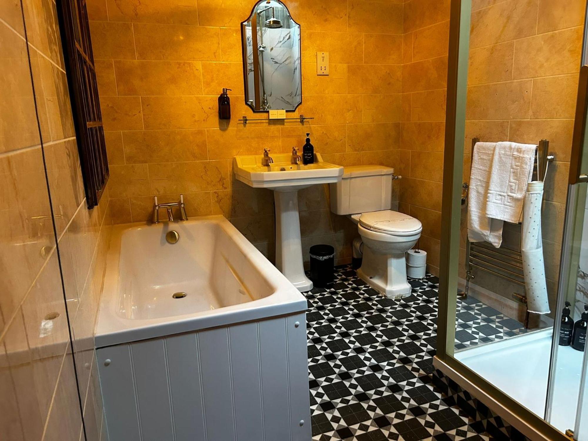 Golden Fleece York Hotel Bagian luar foto